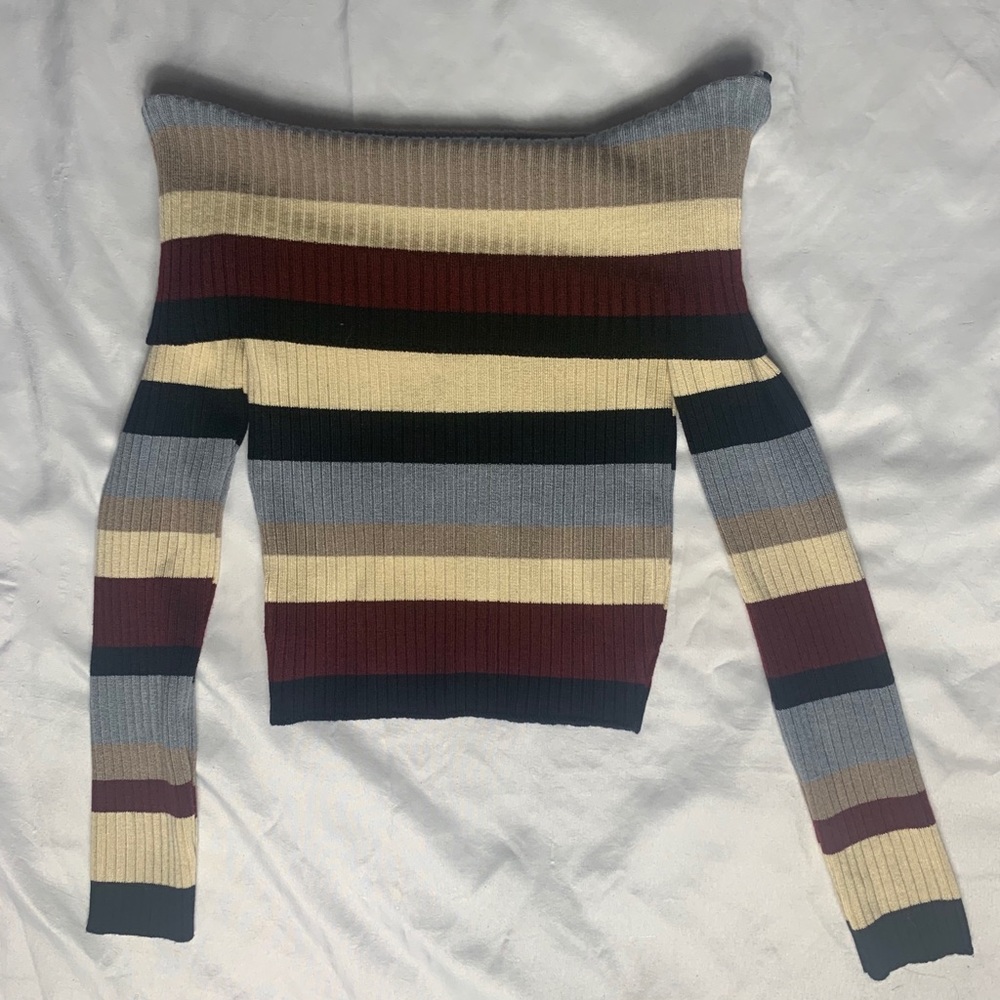 Long sleeved shoulder less top.